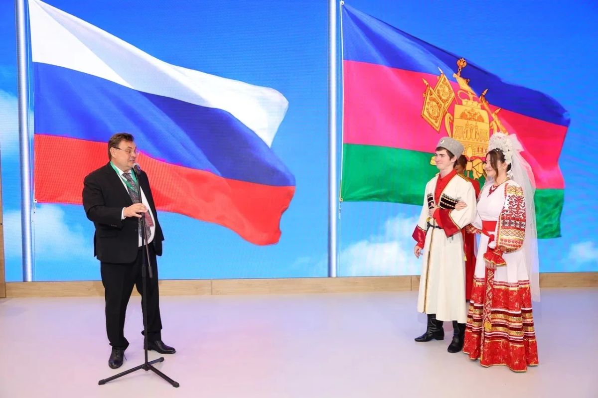 Из Краснодара с любовью: на #ПМЮФ26 прошла церемония бракосочетания по кубанским традициям Из Краснодара с любовью: на #ПМЮФ26 прошла церемония бракосочетания по кубанским традициям