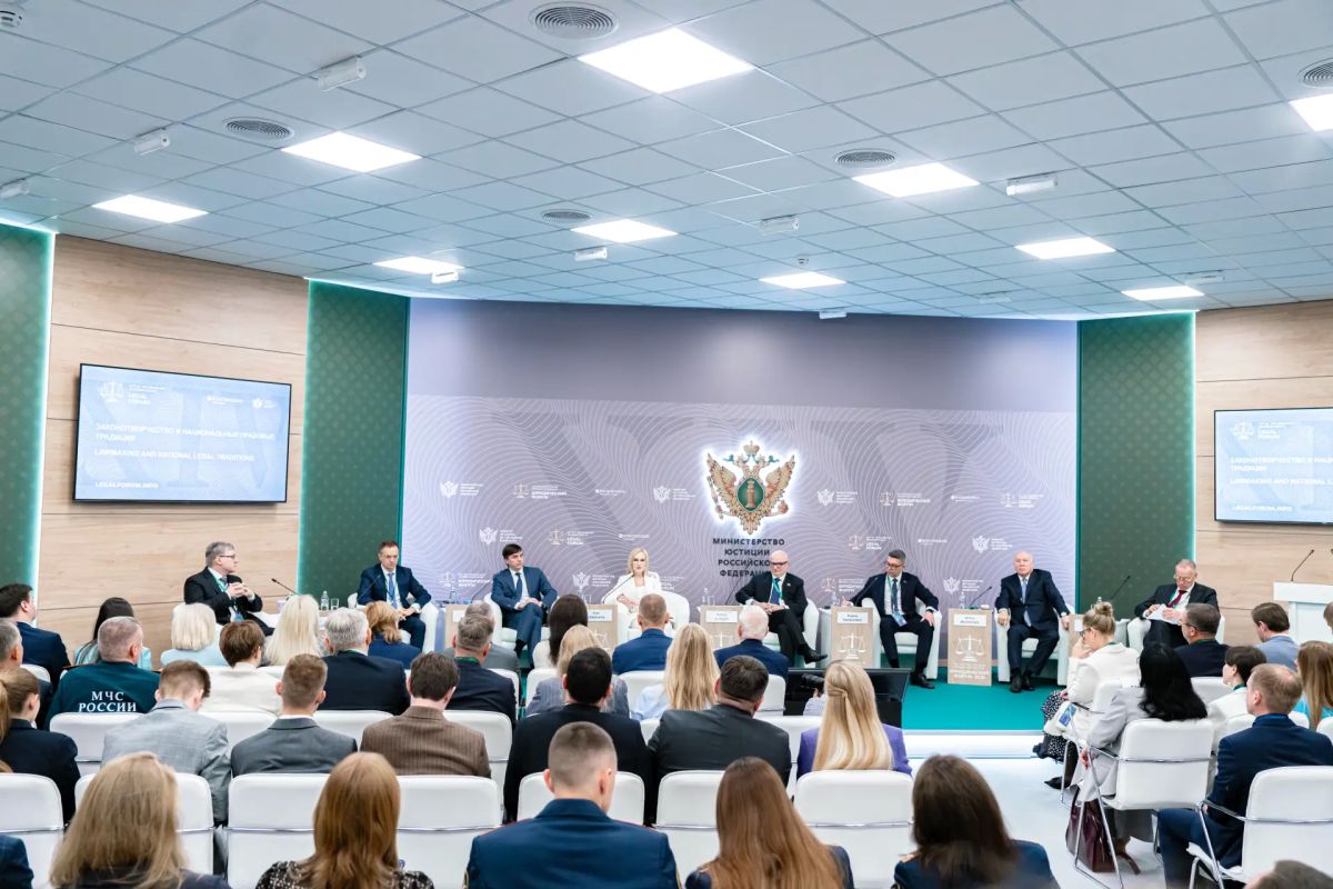 Сергей Кравцов представил новые учебники по обществознанию для 9-х и 10-х классов Сергей Кравцов представил новые учебники по обществознанию для 9-х и 10-х классов