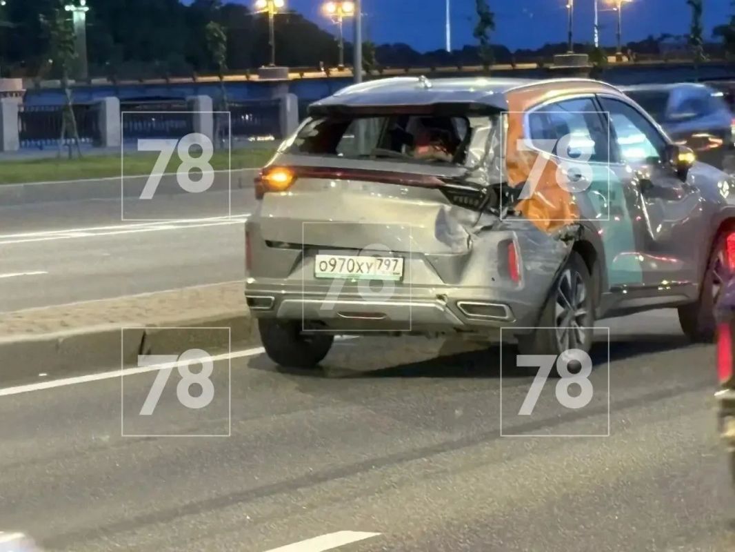 Mercedes на скорости спровоцировал ДТП с переворотом и участием трёх автомобилей По данным 78, водитель немецкого авто двигался на высокой скорости и столкнулся с автомобилем, который после удара перевернулся. В результате... Mercedes на скорости спровоцировал ДТП с переворотом и участием трёх автомобилей По данным 78, водитель немецкого авто двигался на высокой скорости и столкнулся с автомобилем, который после удара перевернулся. В результате...