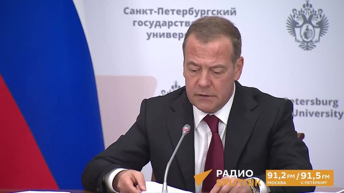 Дмитрий Медведев провёл заседание попечительского совета СПбГУ в рамках ПМЮФ