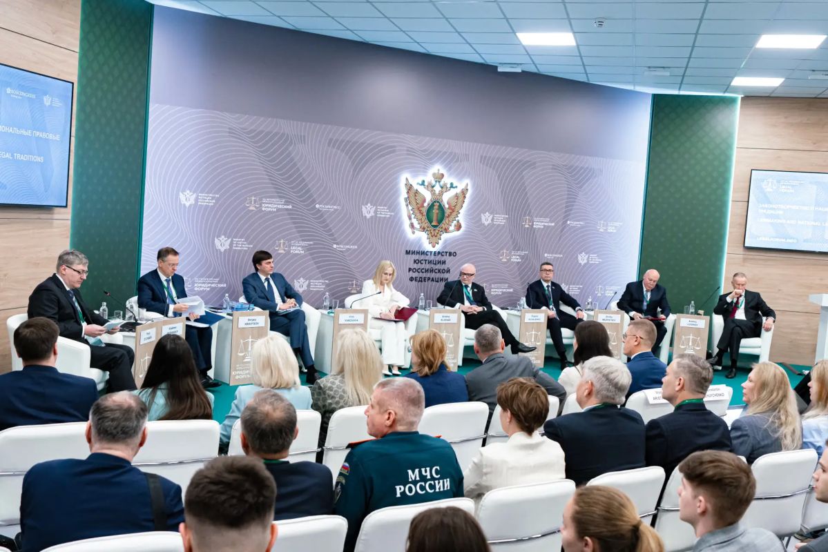 Сергей Кравцов представил новые учебники по обществознанию для 9-х и 10-х классов Сергей Кравцов представил новые учебники по обществознанию для 9-х и 10-х классов