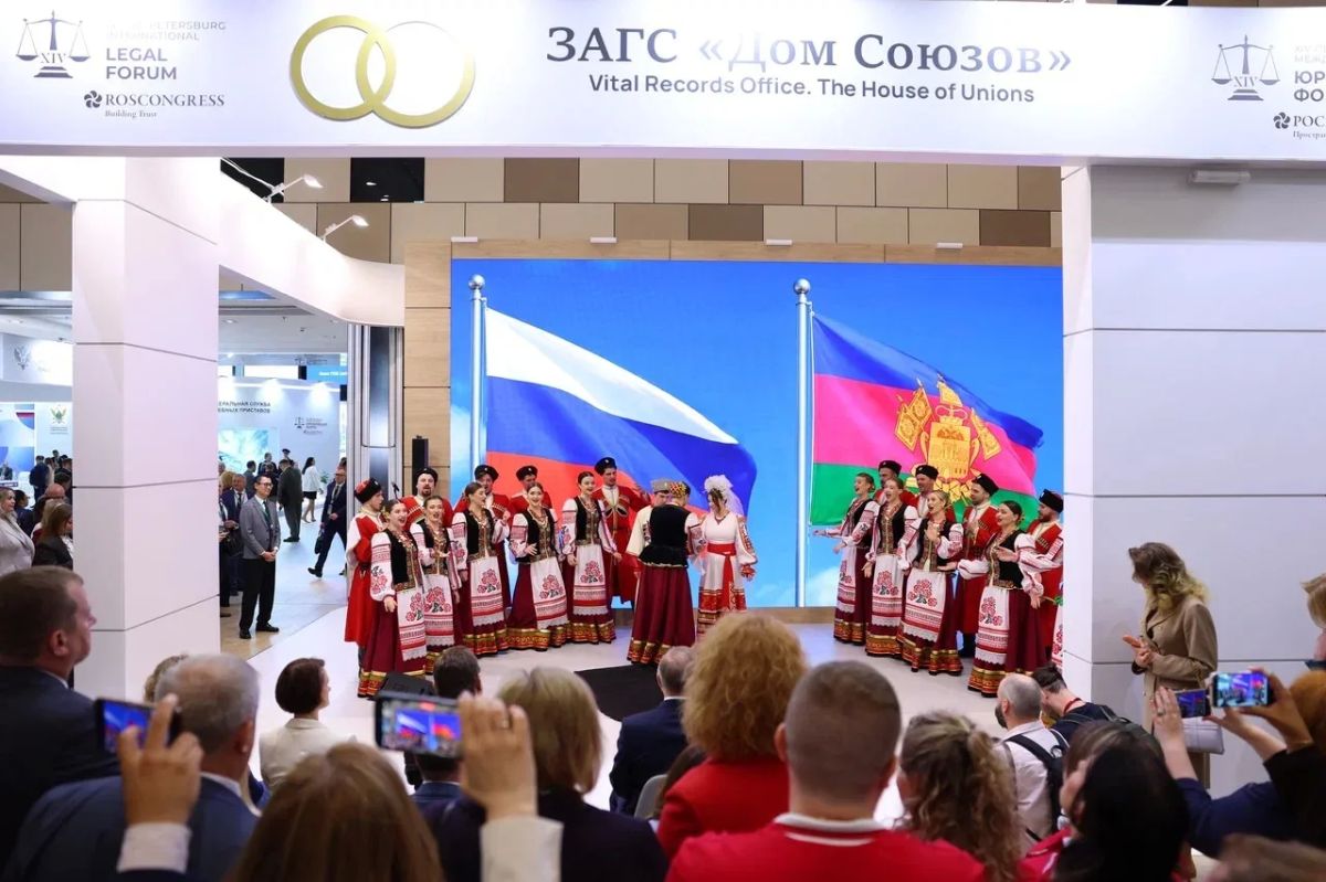 Из Краснодара с любовью: на #ПМЮФ26 прошла церемония бракосочетания по кубанским традициям