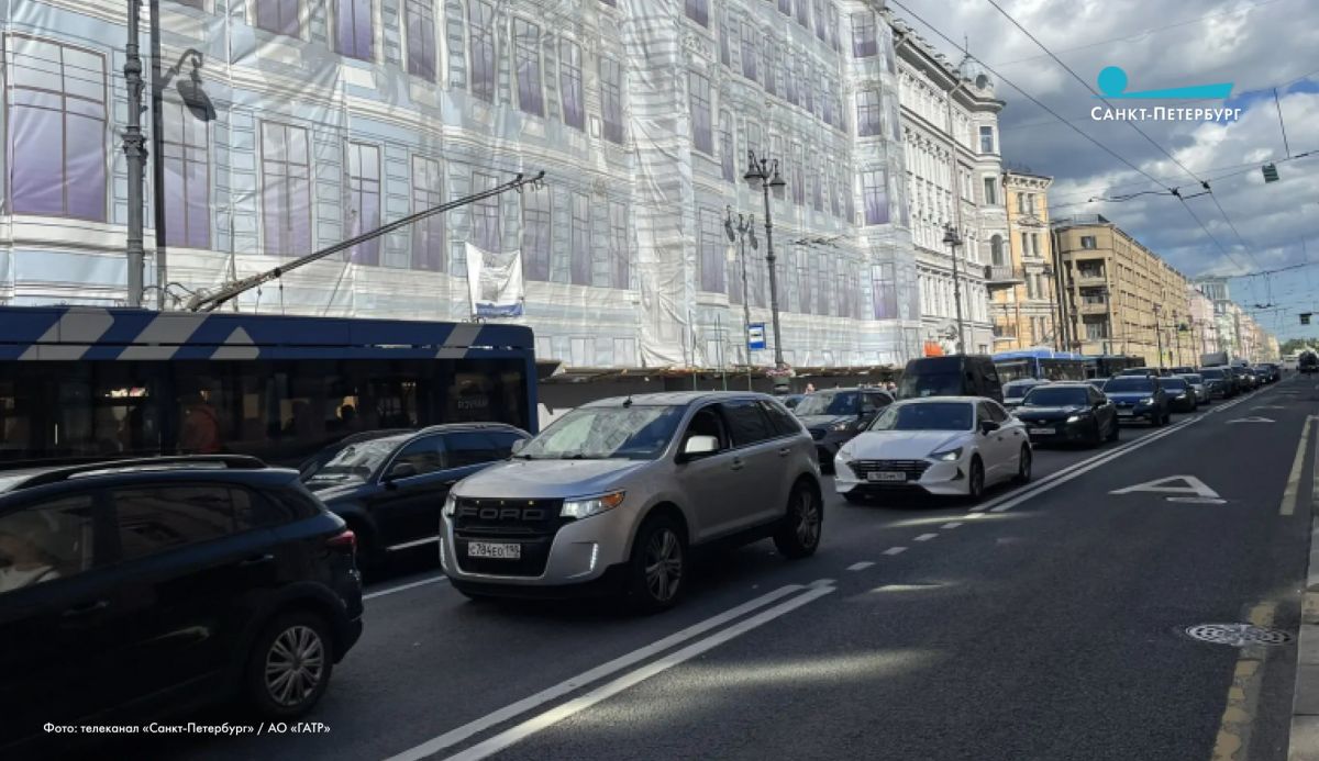 Исторический центр Санкт-Петербурга оказался практически полностью парализован из-за многокилометровых пробок