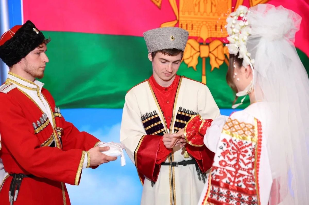 Из Краснодара с любовью: на #ПМЮФ26 прошла церемония бракосочетания по кубанским традициям Из Краснодара с любовью: на #ПМЮФ26 прошла церемония бракосочетания по кубанским традициям