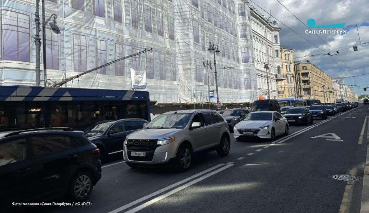 Исторический центр Санкт-Петербурга сегодня вечером оказался практически полностью парализован из-за многокилометровых пробок