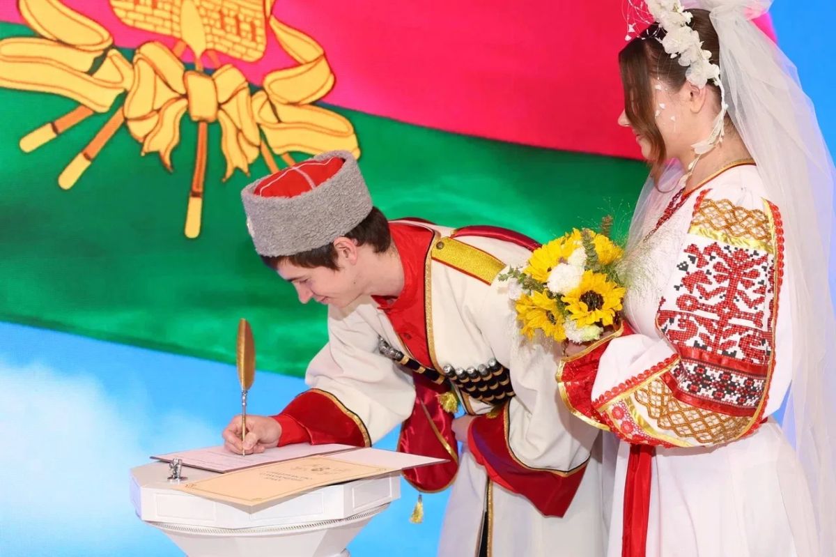 Из Краснодара с любовью: на #ПМЮФ26 прошла церемония бракосочетания по кубанским традициям Из Краснодара с любовью: на #ПМЮФ26 прошла церемония бракосочетания по кубанским традициям