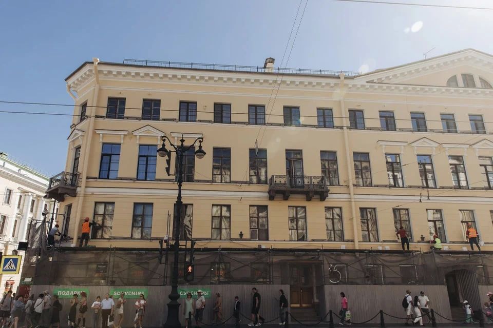 Львы вернулись на Невский: фасад Дома Чаплина отреставрируют до конца июня