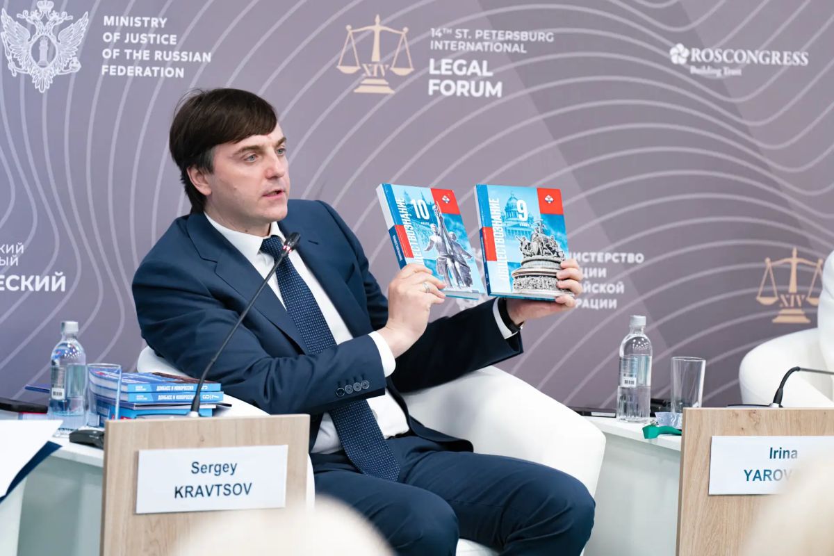 Сергей Кравцов представил новые учебники по обществознанию для 9-х и 10-х классов