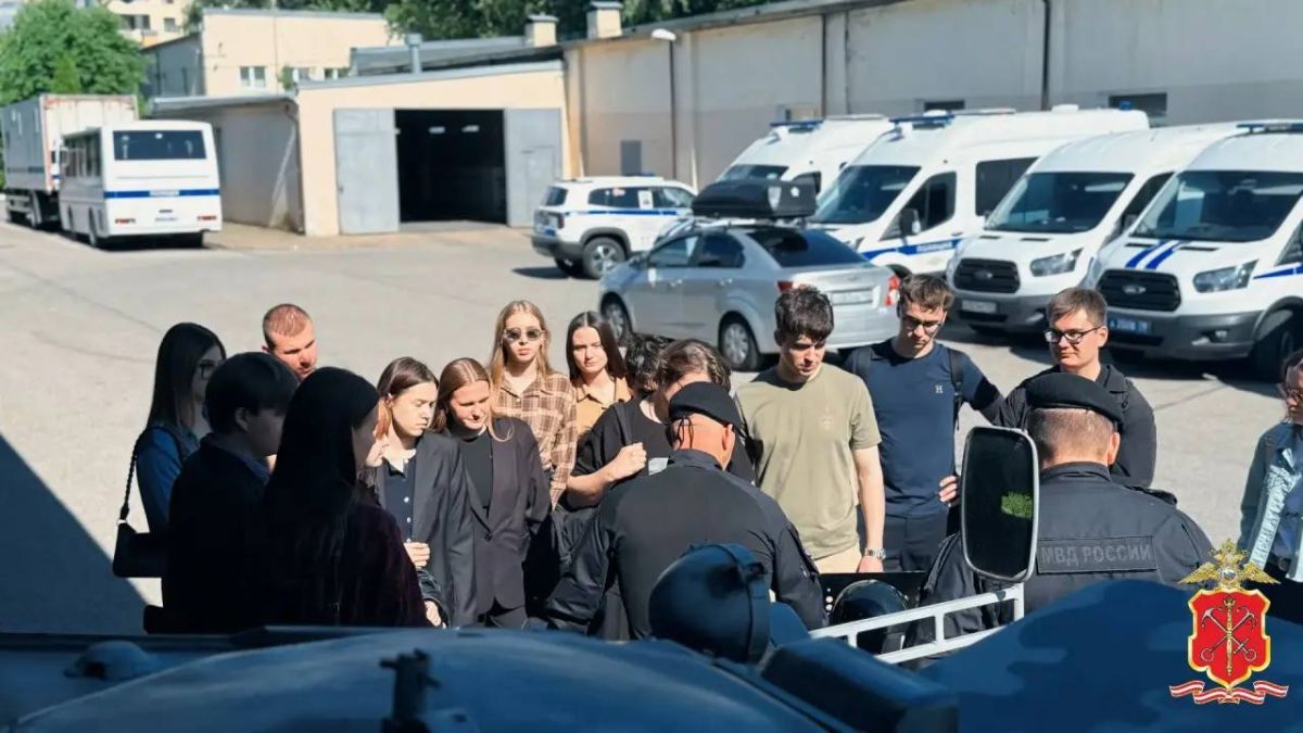Встреча со студентами юридического факультета СПбГУ прошла в Специальном полку полиции ГУ МВД России Встреча со студентами юридического факультета СПбГУ прошла в Специальном полку полиции ГУ МВД России