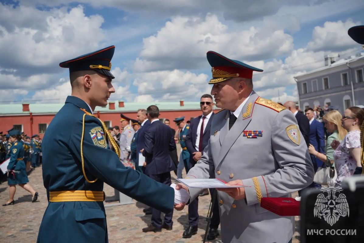 Выпускники Санкт-Петербургского университета ГПС МЧС России пополнили ряды офицерского корпуса ведомства Выпускники Санкт-Петербургского университета ГПС МЧС России пополнили ряды офицерского корпуса ведомства