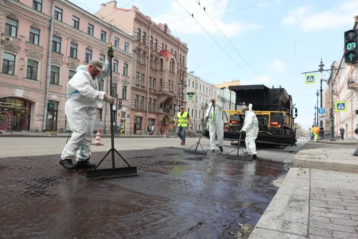 Участок Невского проспекта уже армируют стальными сетками и заливают их эмульсионно-минеральной смесью Участок Невского проспекта уже армируют стальными сетками и заливают их эмульсионно-минеральной смесью
