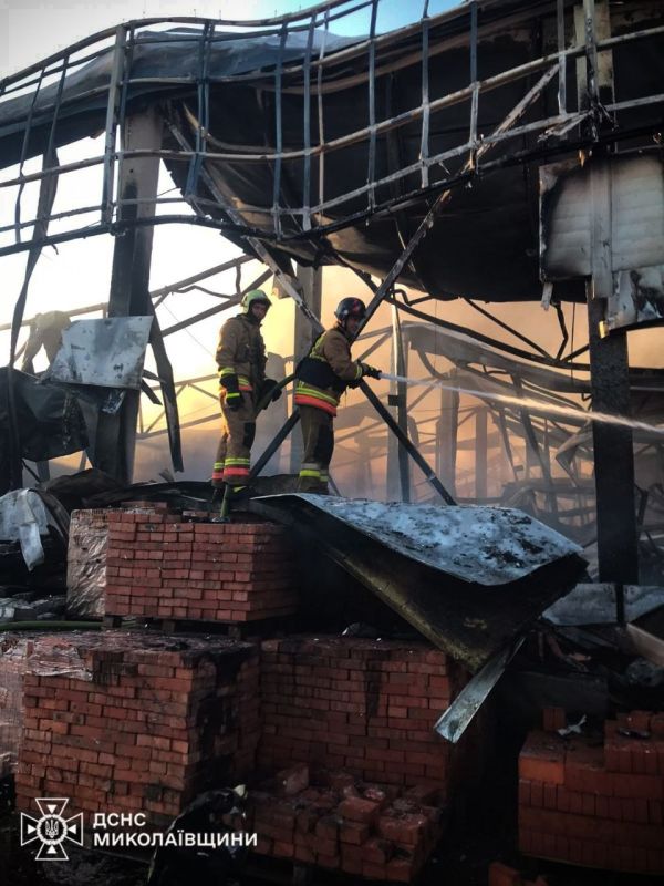 Снегуровка Николаевская область - последствия ударов БПЛА по объекту ( по сообщениям противника - "строительный супермаркет") Снегуровка Николаевская область - последствия ударов БПЛА по объекту ( по сообщениям противника - "строительный супермаркет")