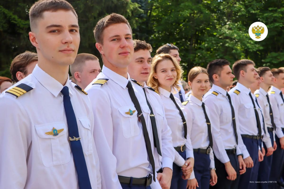 В Северной столице прошел выпуск студентов факультета летной эксплуатации (ФЛЭ) и высшей школы аэронавигации СПбГУ ГА В Северной столице прошел выпуск студентов факультета летной эксплуатации (ФЛЭ) и высшей школы аэронавигации СПбГУ ГА