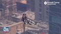Юлия Витязева: Молодая пара забралась на вершину Empire State Building в Нью-Йорке с флагом с надписью: «Когда сила любви побеждает любовь к власти, мир узнаёт покой»