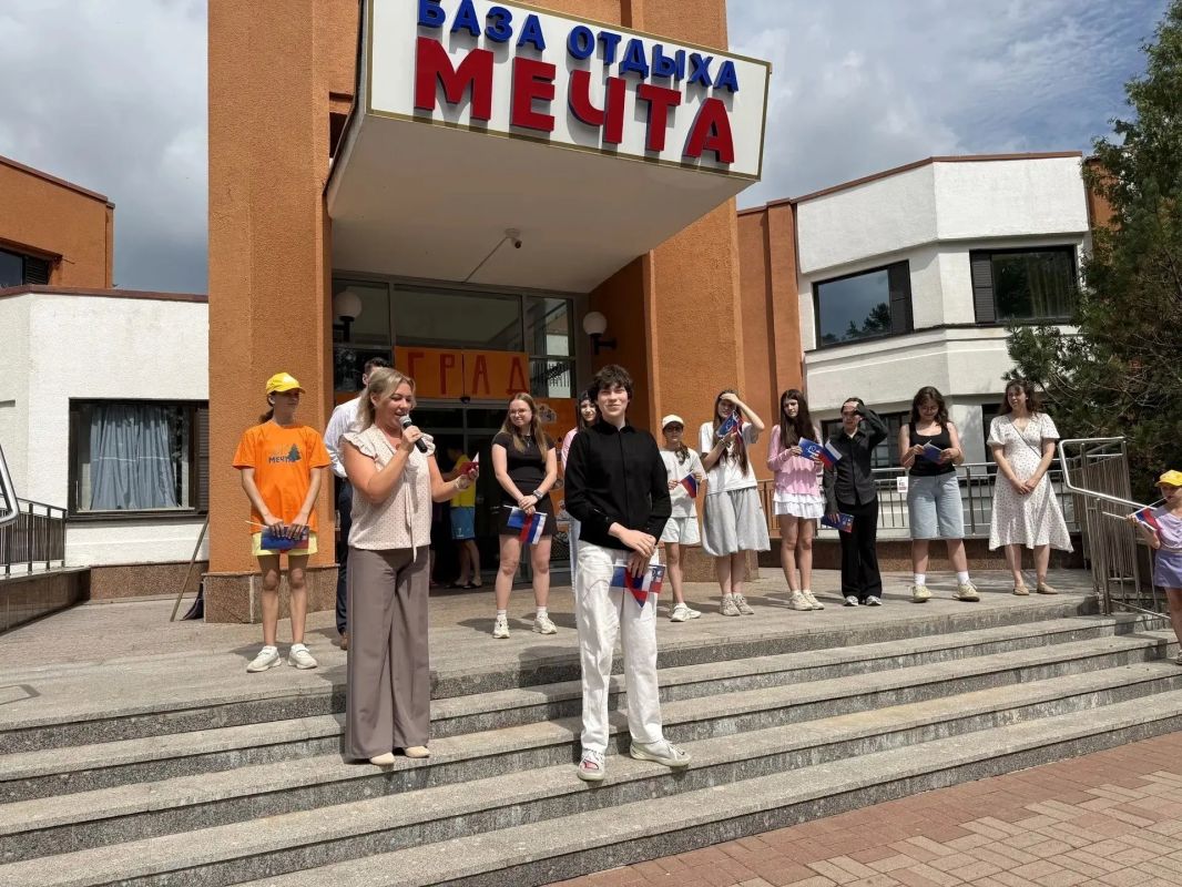 В Киришском районе в детском оздоровительном лагере «Мечта» впервые для участников второй смены были организованы выборы мэра вымышленного города — Мечтаграда В Киришском районе в детском оздоровительном лагере «Мечта» впервые для участников второй смены были организованы выборы мэра вымышленного города — Мечтаграда