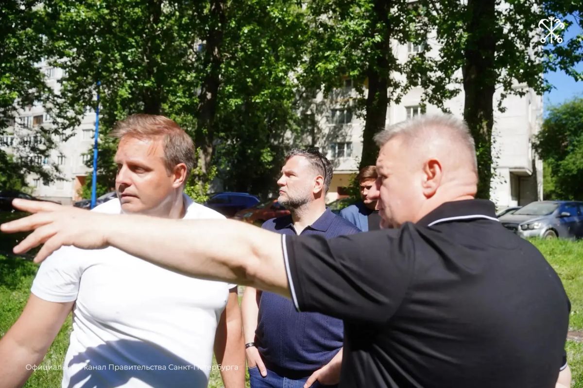 Вице-губернатор Санкт-Петербурга Евгений Разумишкин осмотрел территорию будущего сквера «Лунный серп» у дома 15 по Пулковскому шоссе Вице-губернатор Санкт-Петербурга Евгений Разумишкин осмотрел территорию будущего сквера «Лунный серп» у дома 15 по Пулковскому шоссе