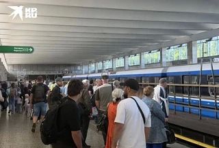 «Головная боль» петербуржцев: Рыбацкое захлебнулось от пассажиров из-за перенаправления электричек «Головная боль» петербуржцев: Рыбацкое захлебнулось от пассажиров из-за перенаправления электричек