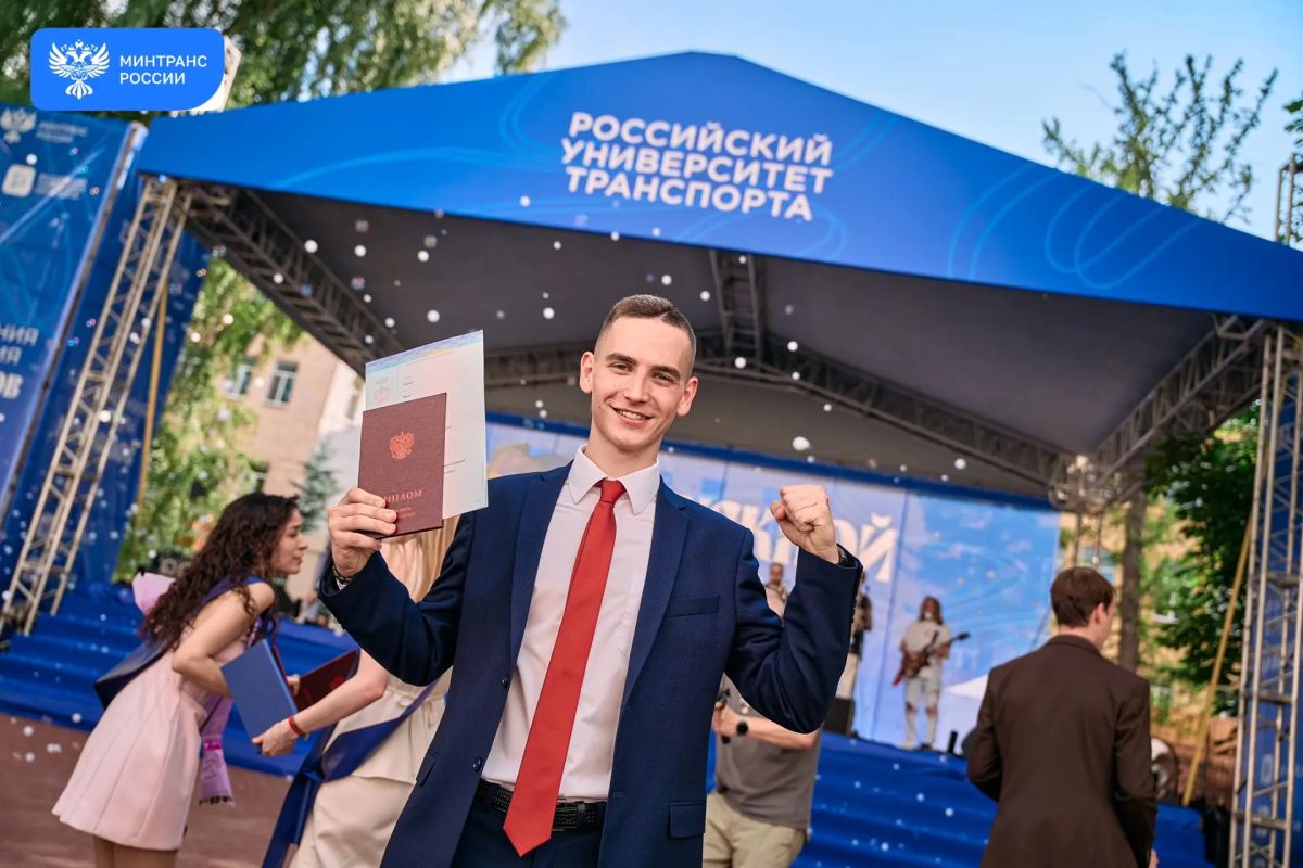 Константин Пашков вручил дипломы выпускникам Российского университета транспорта Константин Пашков вручил дипломы выпускникам Российского университета транспорта