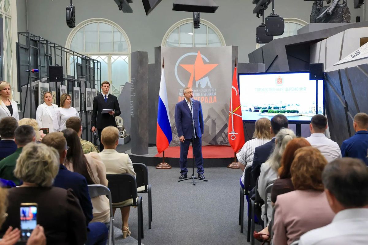 Александр Беглов вручил в Музее блокады документы на квартиры ветеранам боевых действий и их семьям
