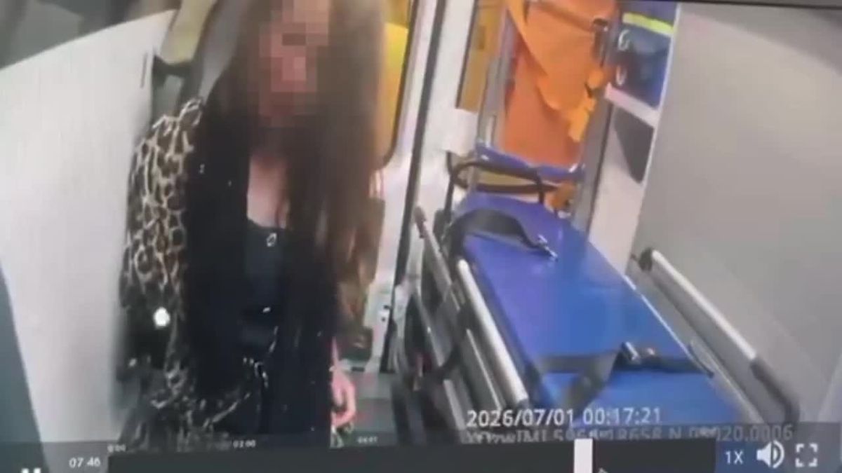 На площади Искусств нетрезвая дамочка напала на фельдшера скорой помощи