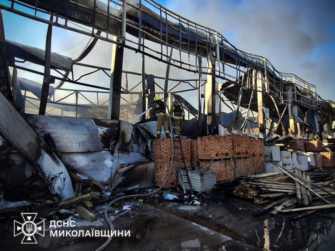 Снегуровка Николаевская область - последствия ударов БПЛА по объекту ( по сообщениям противника - "строительный супермаркет") Снегуровка Николаевская область - последствия ударов БПЛА по объекту ( по сообщениям противника - "строительный супермаркет")