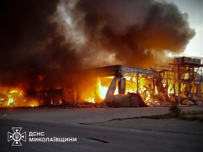 Снегуровка Николаевская область - последствия ударов БПЛА по объекту ( по сообщениям противника - "строительный супермаркет") Снегуровка Николаевская область - последствия ударов БПЛА по объекту ( по сообщениям противника - "строительный супермаркет")