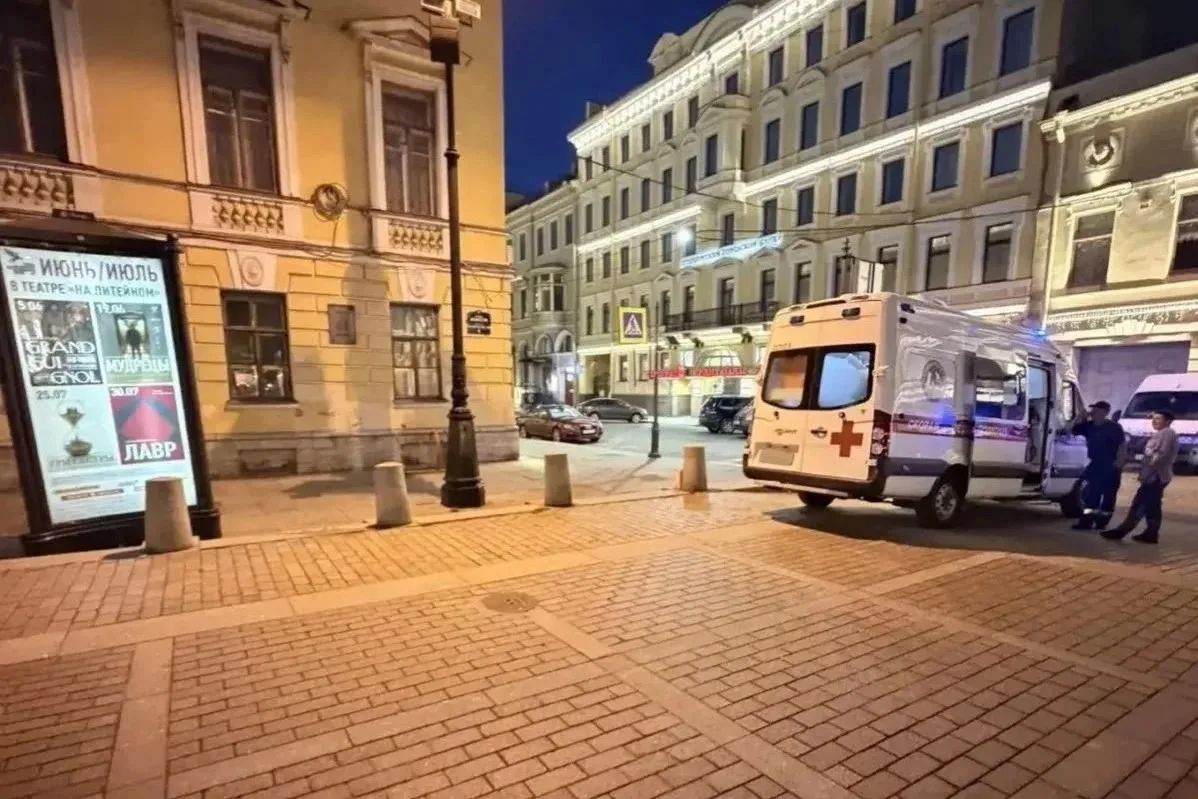 На площади Искусств нетрезвая дамочка напала на фельдшера скорой помощи На площади Искусств нетрезвая дамочка напала на фельдшера скорой помощи