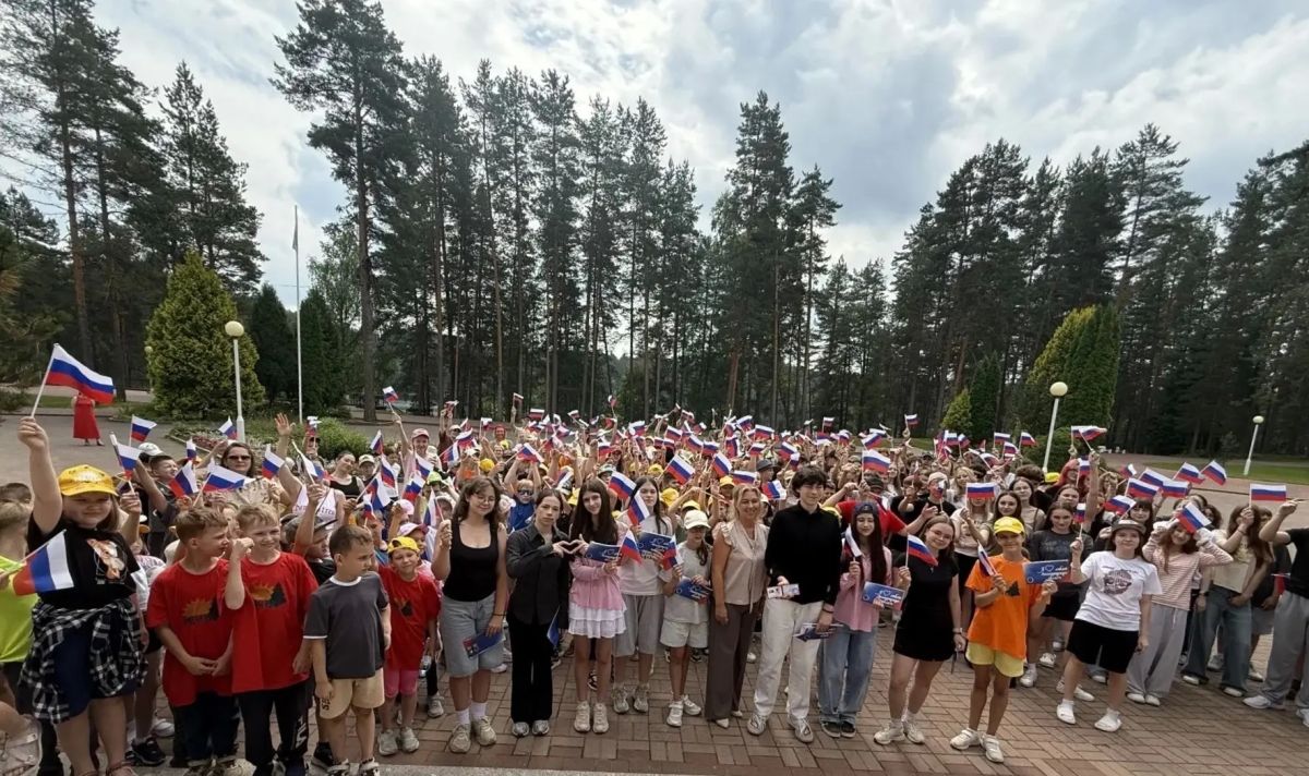 В Киришском районе в детском оздоровительном лагере «Мечта» впервые для участников второй смены были организованы выборы мэра вымышленного города — Мечтаграда