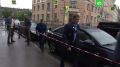 Сейчас на месте обрушения перекрытий на Сытнинской улице продолжает работать оперативный штаб. Его возглавляет глава Петроградского района Дмитрий Ваньчков