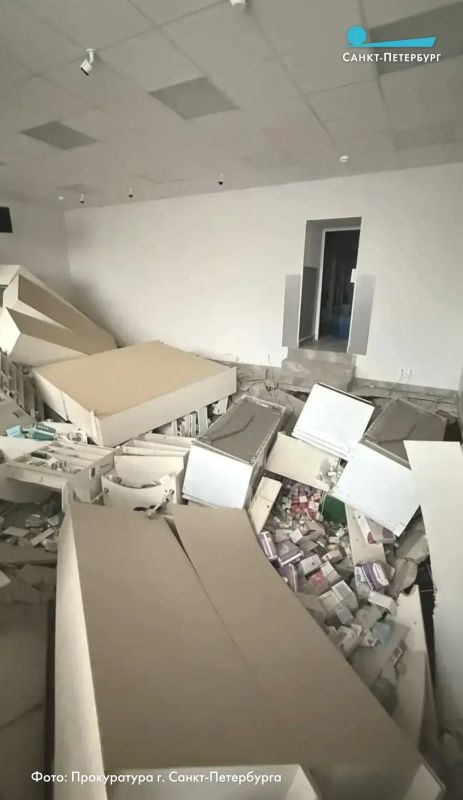 Жильцы дома на Сытнинской пока не могут вернуться в свои квартиры после обрушения