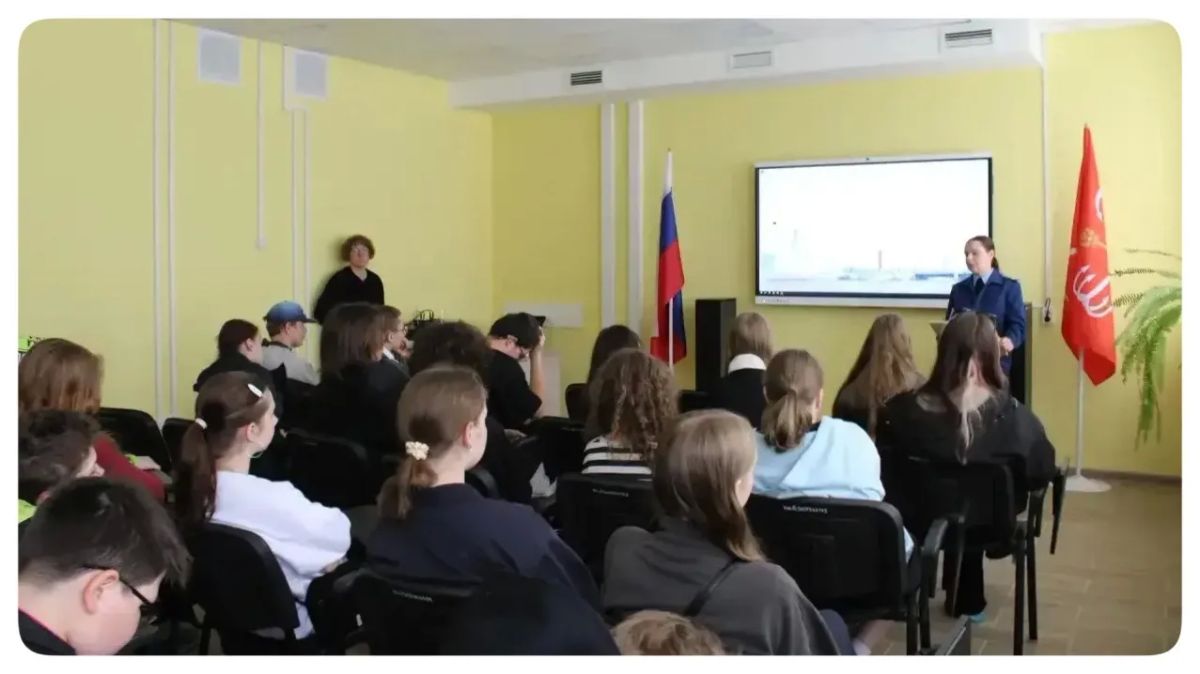 На площадке социального учреждения состоялась важная профилактическая беседа с несовершеннолетними, посещающими школьные летние лагеря