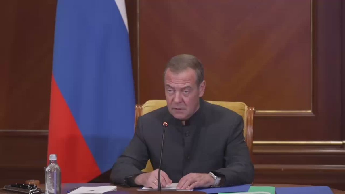 Дмитрий Медведев: На заседании Межведомственной комиссии Совета Безопасности по вопросам государственной миграционной политики обсудили вопросы, связанные с выявлением трудовых мигрантов и их работодателей, которые...