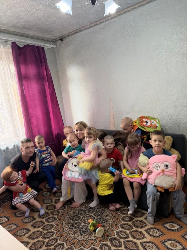 В тихой вологодской деревне Гора в небольшом домике на три комнаты живёт большая русская семья — мама, папа и 13 детей В тихой вологодской деревне Гора в небольшом домике на три комнаты живёт большая русская семья — мама, папа и 13 детей