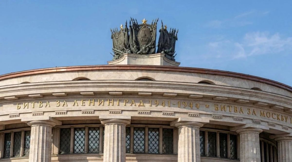 Нацистскую символику разместят на полу вестибюля метро «Парк Победы» Нацистскую символику разместят на полу вестибюля метро «Парк Победы»