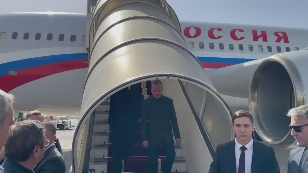 Дмитрий Медведев: Прибыл в Тегеран для участия в траурной церемонии по случаю гибели Верховного руководителя Исламской Республики Иран аятоллы Сейеда Али Хаменеи