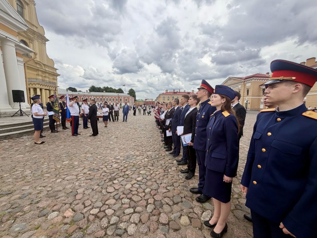 На Соборной площади Петропавловской крепости молодые следователи ГСУ СК России по Санкт-Петербургу принесли присягу На Соборной площади Петропавловской крепости молодые следователи ГСУ СК России по Санкт-Петербургу принесли присягу