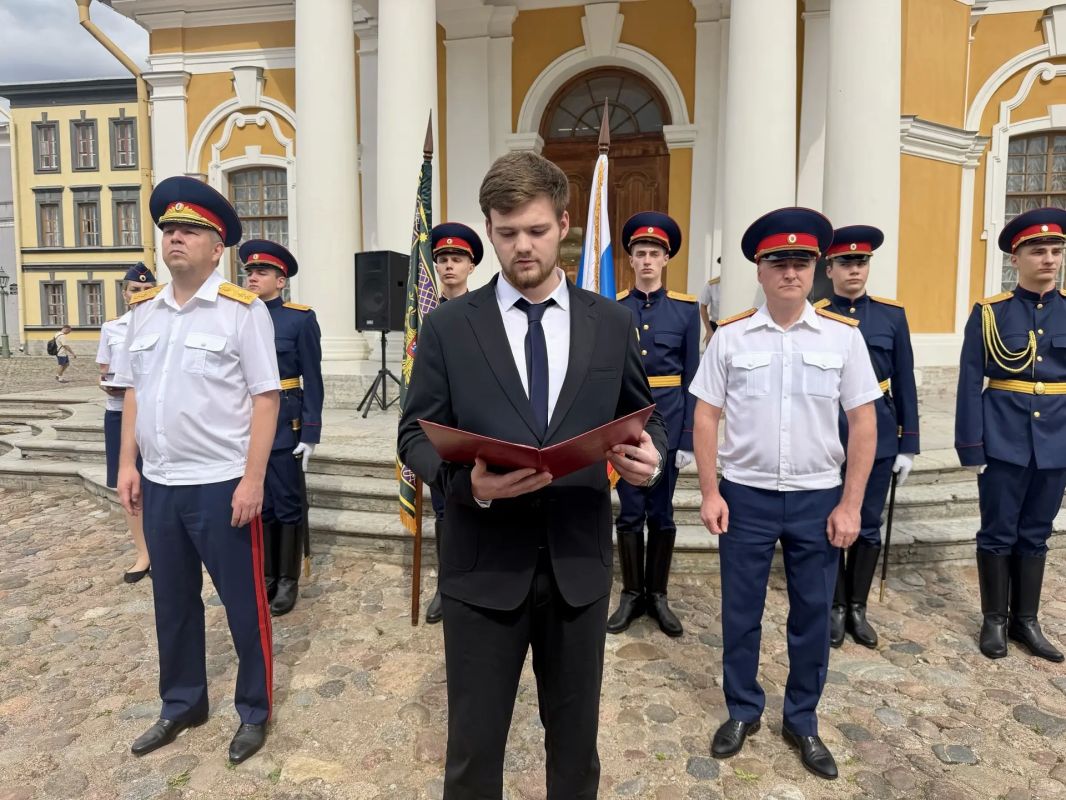 На Соборной площади Петропавловской крепости молодые следователи ГСУ СК России по Санкт-Петербургу принесли присягу На Соборной площади Петропавловской крепости молодые следователи ГСУ СК России по Санкт-Петербургу принесли присягу