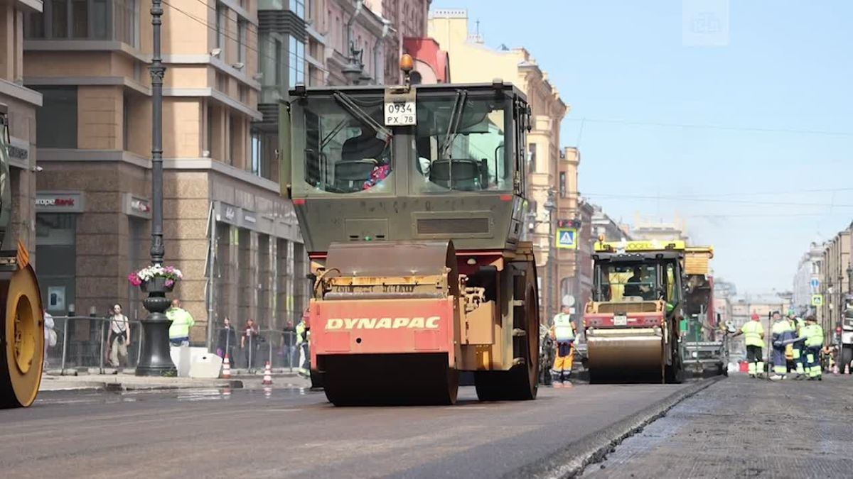 На ремонтируемом участке Невского проспекта приступили к укладке нижнего слоя асфальта