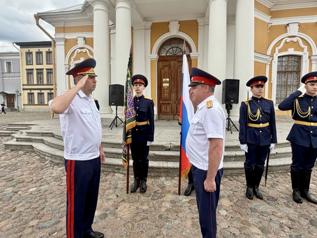 На Соборной площади Петропавловской крепости молодые следователи ГСУ СК России по Санкт-Петербургу принесли присягу