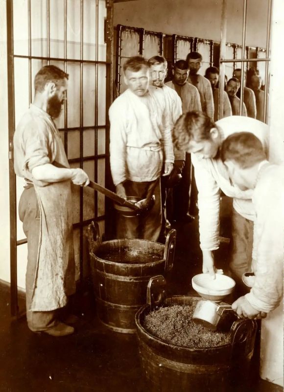 1) Тобольская каторжная тюрьма № 1. Укладка дров. 1899-1901 годы 1) Тобольская каторжная тюрьма № 1. Укладка дров. 1899-1901 годы