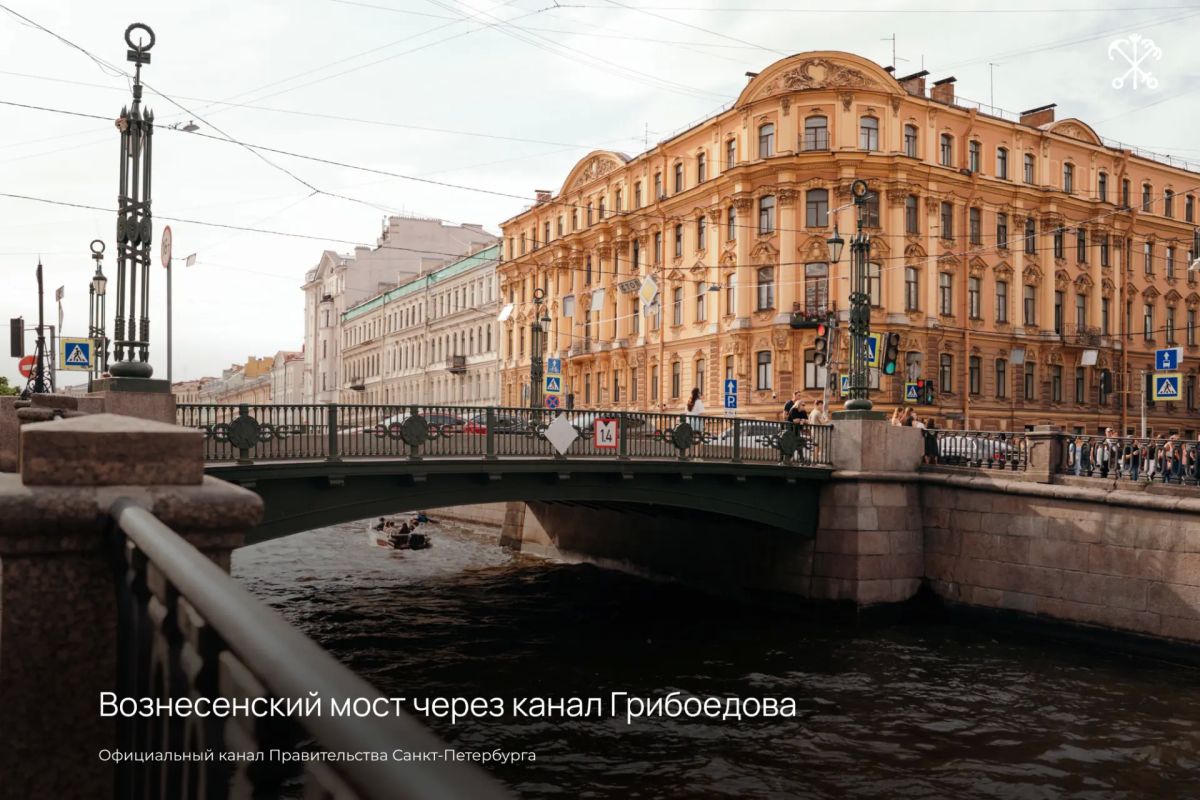 «В начале июля, в чрезвычайно жаркое время, под вечер, один молодой человек вышел из своей каморки...» — для многих петербуржцев эти строки открывают двери в особый мир Фёдора Достоевского «В начале июля, в чрезвычайно жаркое время, под вечер, один молодой человек вышел из своей каморки...» — для многих петербуржцев эти строки открывают двери в особый мир Фёдора Достоевского