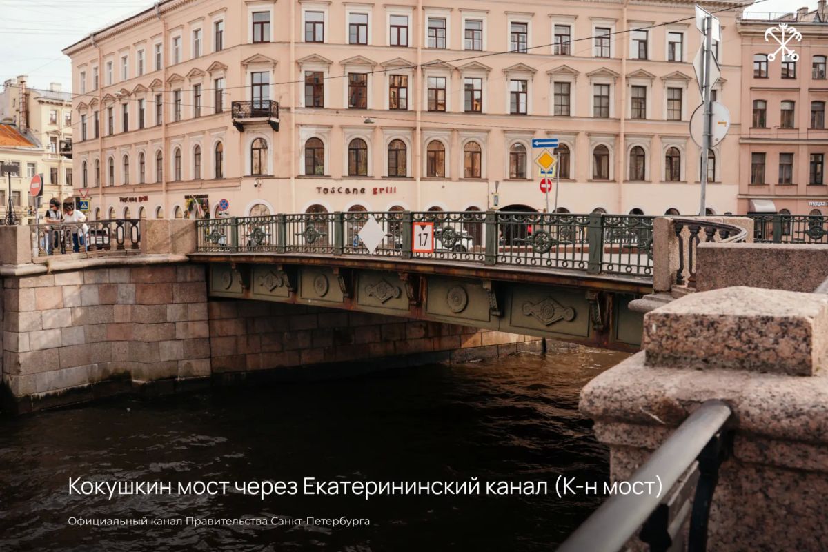 «В начале июля, в чрезвычайно жаркое время, под вечер, один молодой человек вышел из своей каморки...» — для многих петербуржцев эти строки открывают двери в особый мир Фёдора Достоевского «В начале июля, в чрезвычайно жаркое время, под вечер, один молодой человек вышел из своей каморки...» — для многих петербуржцев эти строки открывают двери в особый мир Фёдора Достоевского