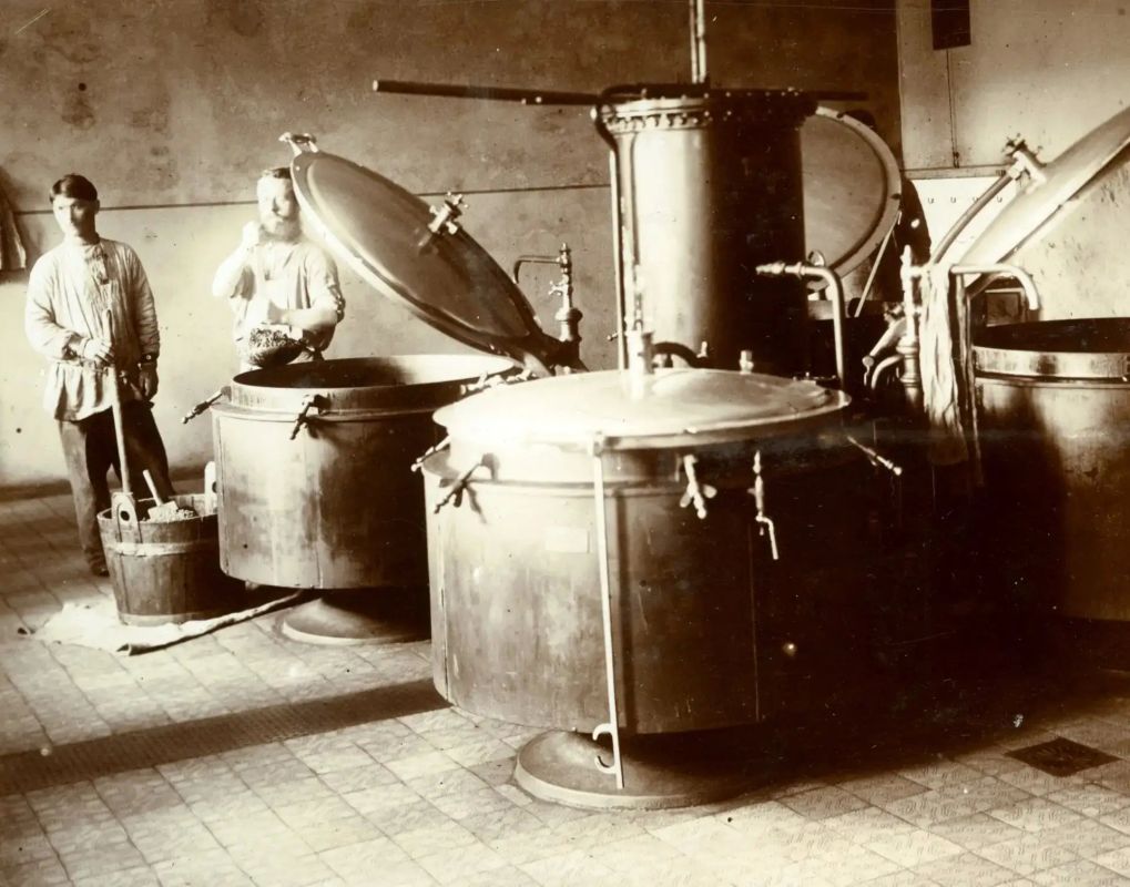 1) Тобольская каторжная тюрьма № 1. Укладка дров. 1899-1901 годы 1) Тобольская каторжная тюрьма № 1. Укладка дров. 1899-1901 годы