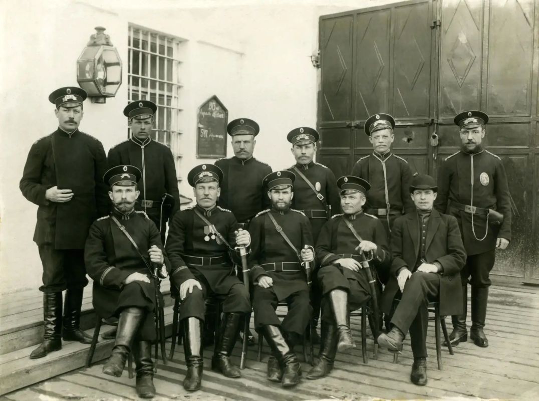 1) Тобольская каторжная тюрьма № 1. Укладка дров. 1899-1901 годы 1) Тобольская каторжная тюрьма № 1. Укладка дров. 1899-1901 годы
