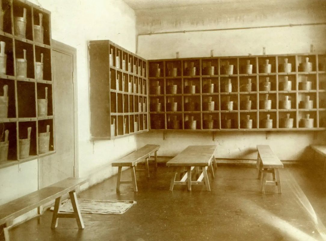 1) Тобольская каторжная тюрьма № 1. Укладка дров. 1899-1901 годы 1) Тобольская каторжная тюрьма № 1. Укладка дров. 1899-1901 годы