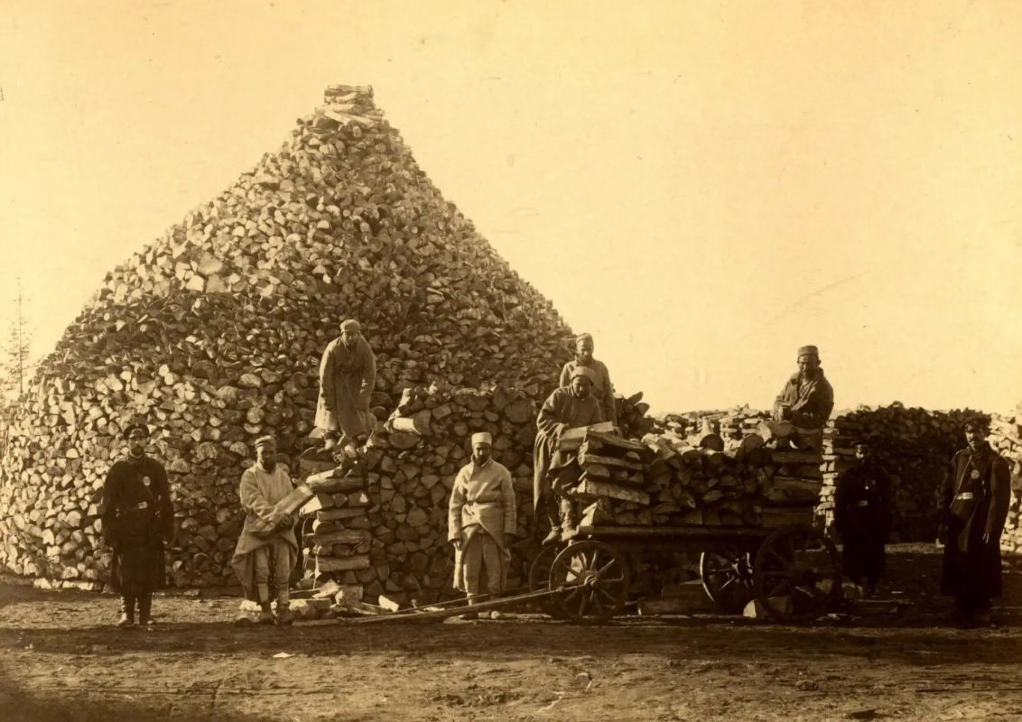 1) Тобольская каторжная тюрьма № 1. Укладка дров. 1899-1901 годы