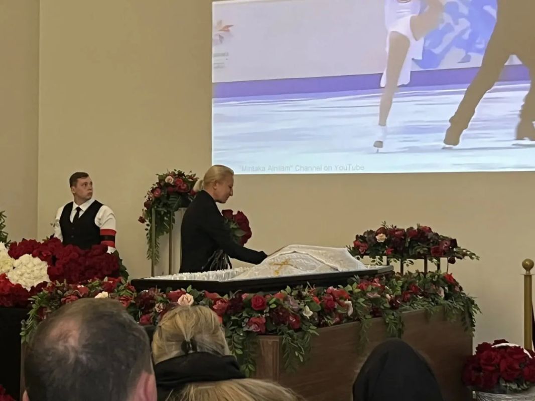 «Ушла эпоха»: как Петербург прощался с Артуром Дмитриевым