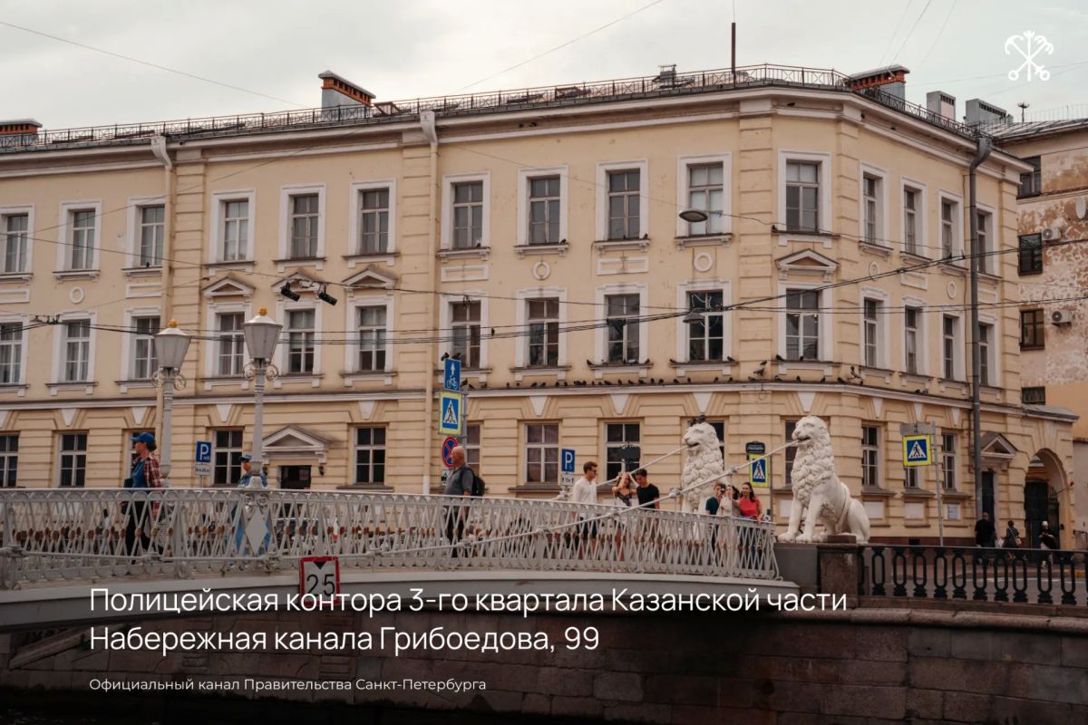 «В начале июля, в чрезвычайно жаркое время, под вечер, один молодой человек вышел из своей каморки...» — для многих петербуржцев эти строки открывают двери в особый мир Фёдора Достоевского «В начале июля, в чрезвычайно жаркое время, под вечер, один молодой человек вышел из своей каморки...» — для многих петербуржцев эти строки открывают двери в особый мир Фёдора Достоевского