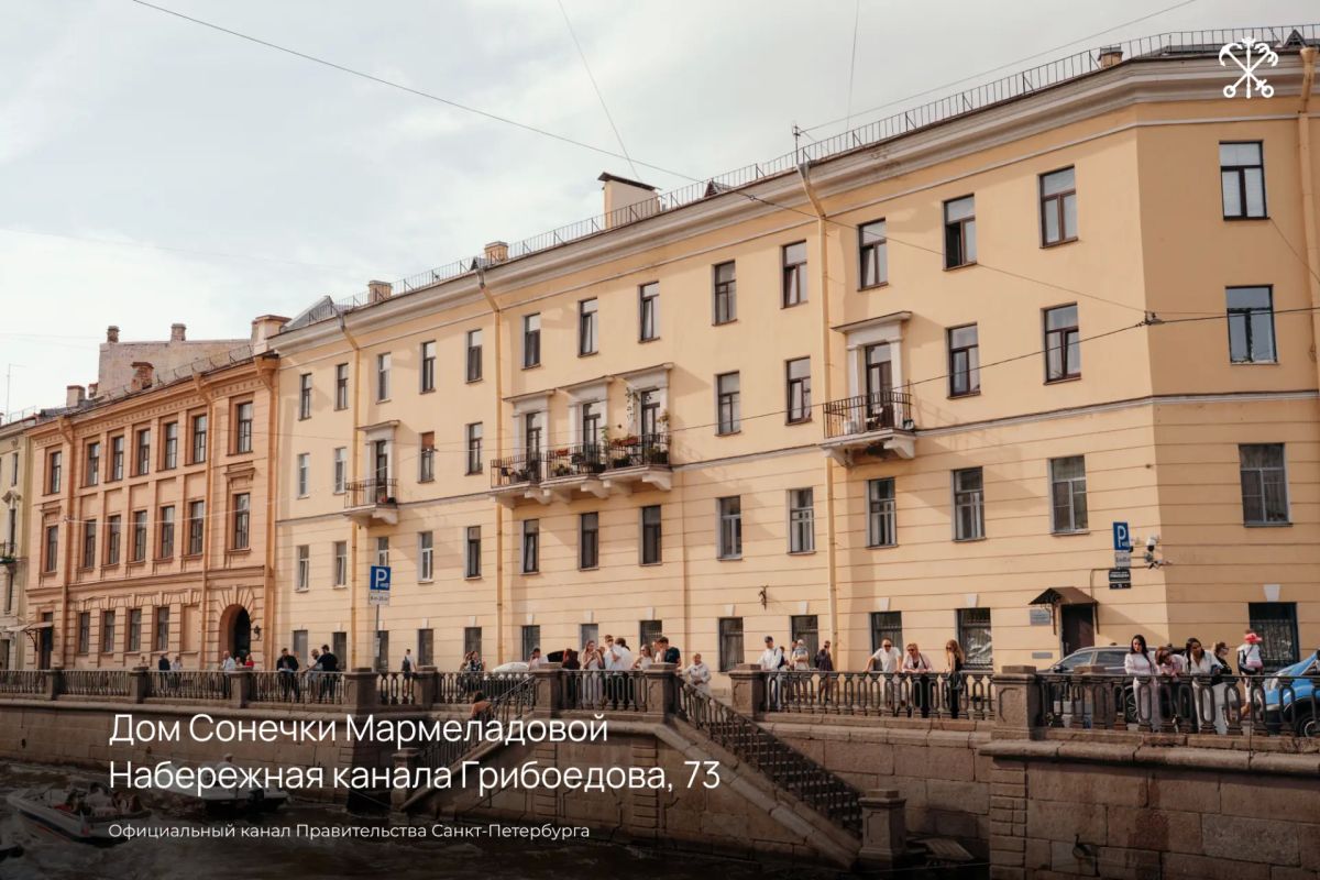 «В начале июля, в чрезвычайно жаркое время, под вечер, один молодой человек вышел из своей каморки...» — для многих петербуржцев эти строки открывают двери в особый мир Фёдора Достоевского «В начале июля, в чрезвычайно жаркое время, под вечер, один молодой человек вышел из своей каморки...» — для многих петербуржцев эти строки открывают двери в особый мир Фёдора Достоевского