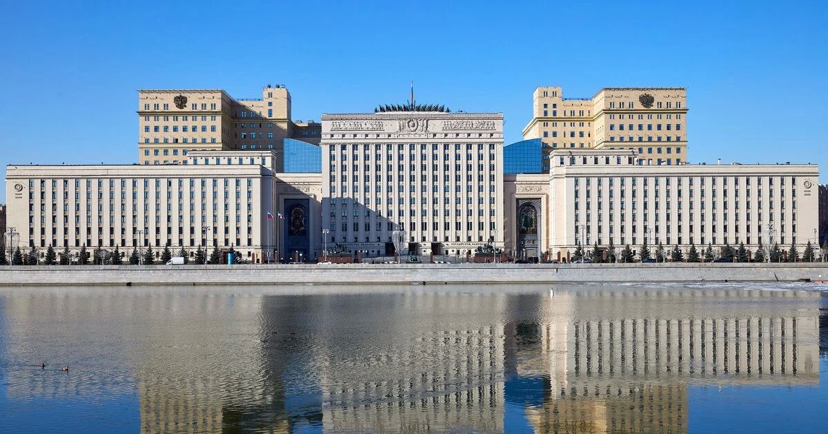 "4 июля 2026 года после заявления российского военного ведомства о готовности передать тела погибших украинских военнослужащих при условии прекращения огня вооруженными силами Украины по городу Константиновка, более двадцати...